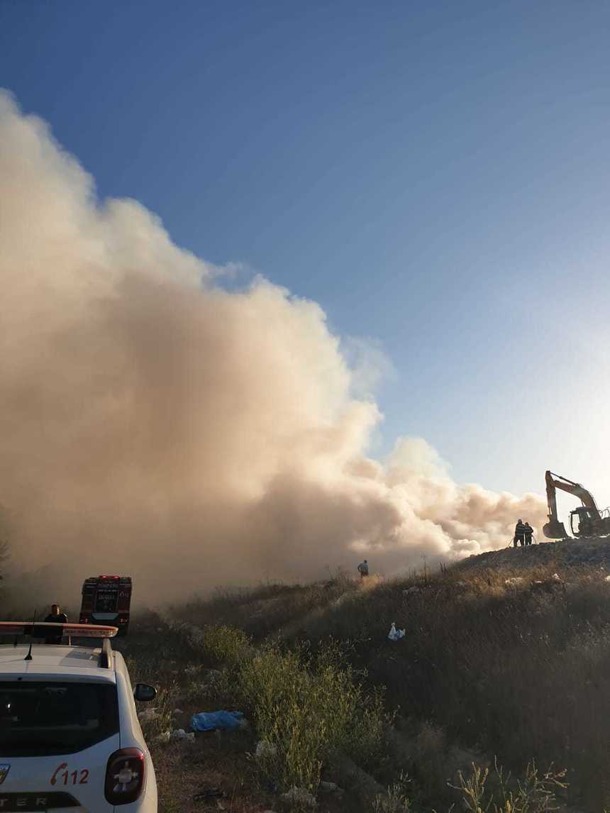 Satu Mare: Incendiu la groapa ecologică de la Doba / Peste 20 de pompieri au intervenit pentru stingerea focului / O autospecială veche de 50 de ani s-a defectat 