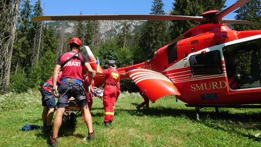 Femeie, rănită grav într-un incident petrecut în zona Cascadei Duruitoarea din Masivul Ceahlău / Ea a fost transportată cu elicopterul SMURD la Bucureşti, întreaga operaţiune de salvare durând patru ore

 