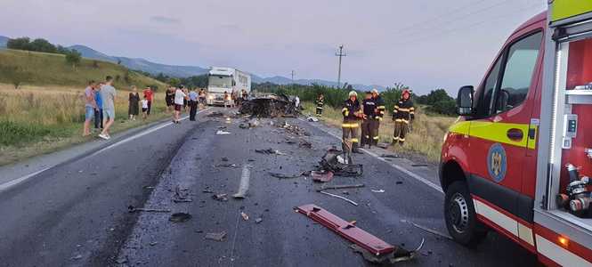 UPDATE - Caraş-Severin: Un tânăr de 19 ani a murit într-un accident rutier în care au fost implcate două TIR-uri şi două maşini / Traficul pe DN 6, blocat