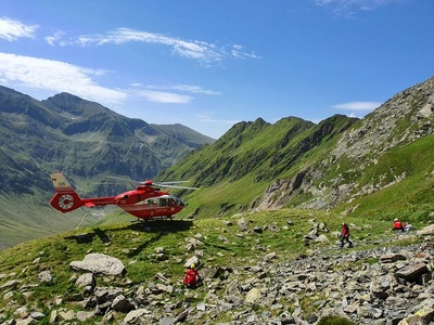 Sibiu: Prim-ajutor pentru un turist care şi-ar fi fracturat glezna în Făgăraş/ Au intervenit Serviciul Salvamont şi un elicopter SMURD
