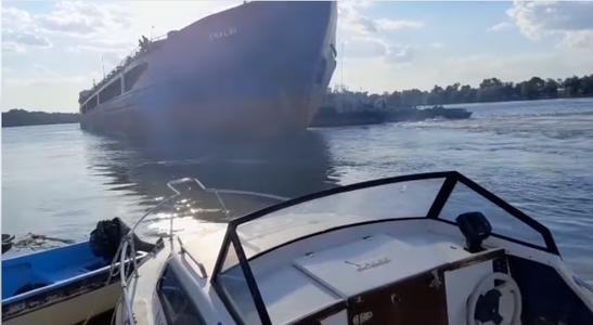 UPDATE - Incident naval cu un vapor din Ucraina care, deşi era ancorat, din motive necunoscute a început să plutească în derivă şi a ajuns pe malul românesc/ A fost lovit pontonul unei pensiuni / Precizările prefectului judeîului Tulcea - FOTO, VIDEO
