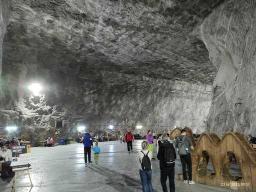 Tunelul de acces în Salina Praid a fost inundat. Aproximativ 1.000 de turişti au fost scoşi cu autobuzele din salină, după ce transportul a fost iniţial întrerupt temporar