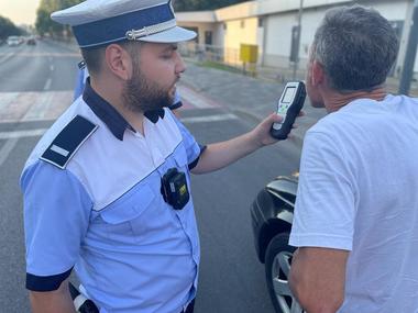 Bacău: Acţiuni ale poliţiştilor, în scopul depistării persoanelor care conduc sub influenţa alcoolului sau a substanţelor psihoactive - FOTO