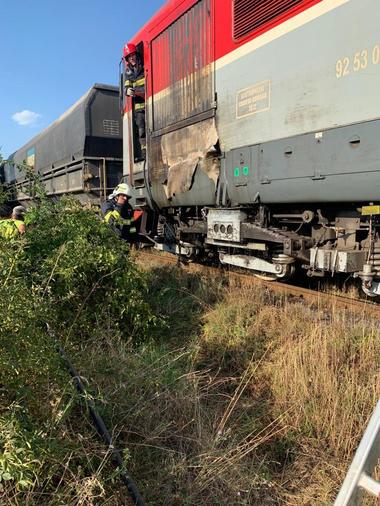 Mehedinţi: Incendiu izbucnit la o locomotivă a unui tren de marfă cu 20 de vagoane - FOTO