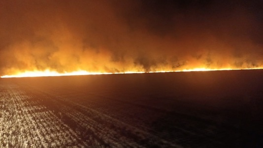 Incendiu puternic în judeţul Tulcea/ Au ars 400 de hectare de mirişte şi 600 de baloţi de paie/ Focul a fost pus intenţionat - FOTO
