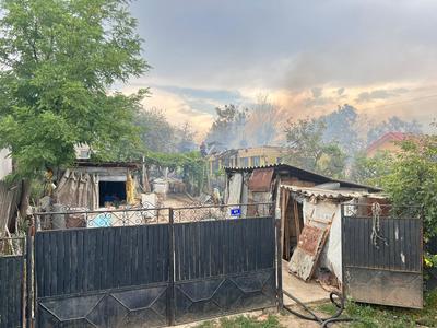 UPDATE Dolj: Pompierii intervin la un incendiu în localitatea Drăgoteşti, care a izbucnit la mai multe case / Trei persoane s-au intoxicat cu fum, 3 case au ars complet şi 4 au fost afectate parţial