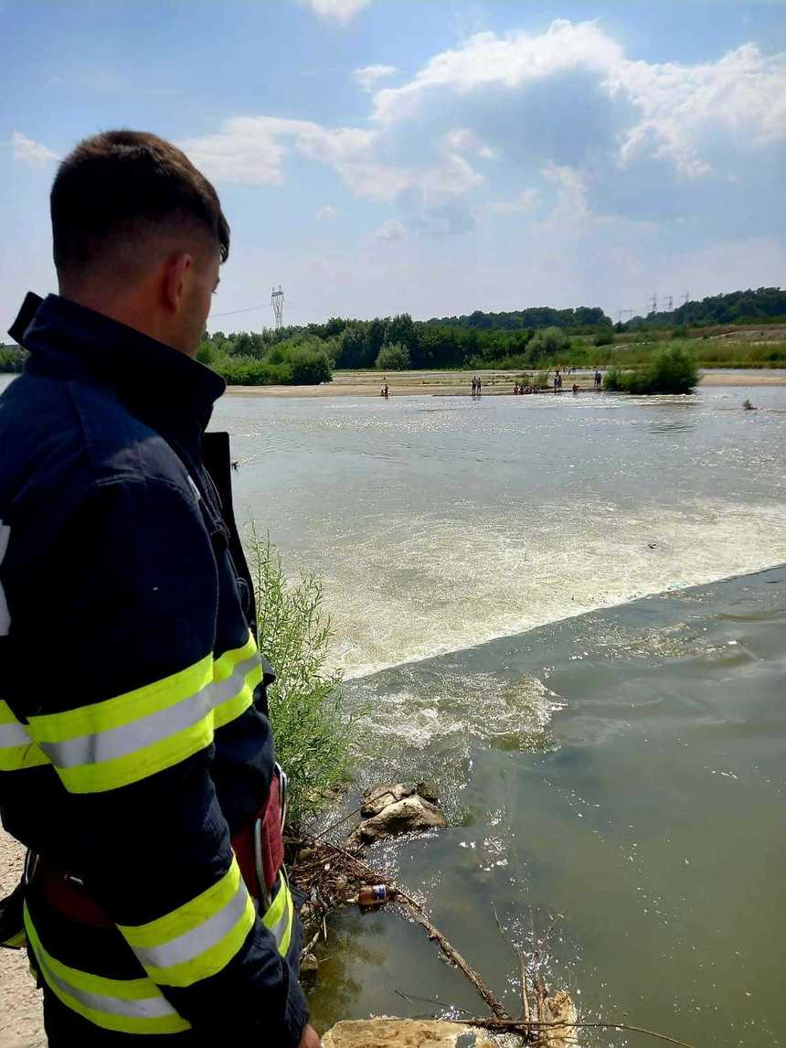 Tânăr de 24 de ani, căutat de scafandri în apropierea podului construit peste râul Argeş, la km 36 al autostrăzii A1 Bucureşti-Piteşti - VIDEO