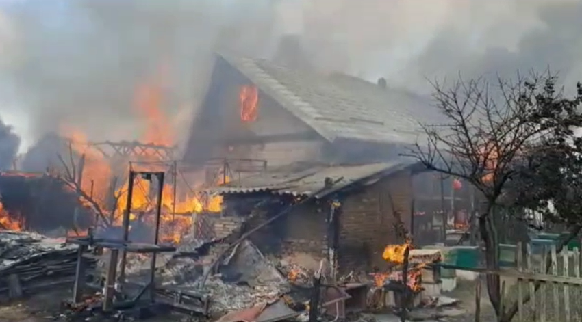 Olt: O gospodărie a fost distrusă în urma unui incendiu/ Focul a fost stins după trei ore - VIDEO