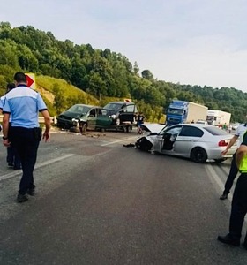 Caraş-Severin: Cinci persoane rănite într-un accident rutier, printre care şi doi copii