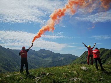 Salvamont Argeş: Weekend plin, solicitant, pentru salvatorii montani argeşeni. Din păcate, a trebuit să aducem la Baza muntelui, din Piatra Craiului, trupul neînsufleţit al unui bărbat