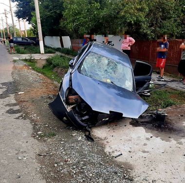 Ialomiţa - O persoană a murit iar alte cinci, între care o fetiţă de 5 ani, au fost grav rănite în urma unui accident rutier - FOTO