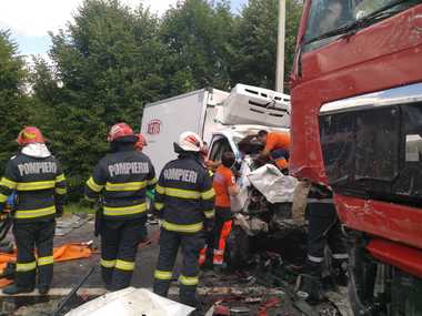 Harghita: Accident cu două victime încarcerate / Un camion şi o autoutilitară s-au ciocnit - FOTO