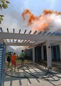 Incendiu la o pensiune din judeţul Tulcea / Focul s-a manifestat la acoperişul de stuf al clădirii / Pompierii au stabilit că a pornit de la căldură