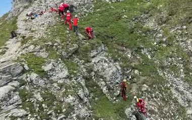 Bihor: Un grup de 16 persoane s-a aventurat pe un traseu montan dificil, parţial închis de 6 ani / Doi turişti, epuizaţi fizic, nu mai pot înainta, urmând a fi coborâţi de salvamontişti  