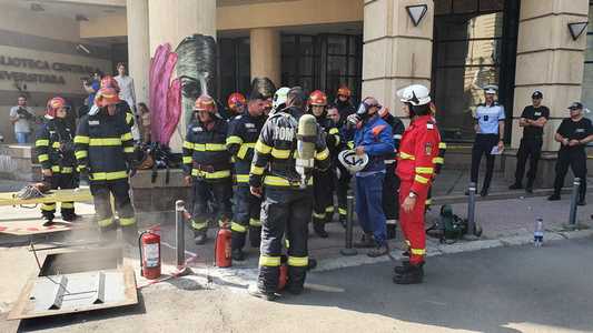 UPDATE - Bucureşti: Bărbat care făcea lucrări într-un canal tehnologic, mort după ce a fost surprins de un incendiu/ Un alt bărbat, transportat la spital în urma unui atac de panică/ Poliţiştii fac cercetări în acest caz