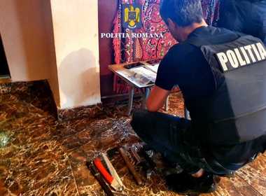 Percheziţii în Ploieşti şi în trei comune din Prahova, la persoane suspectate de furt din societăţi comerciale - VIDEO