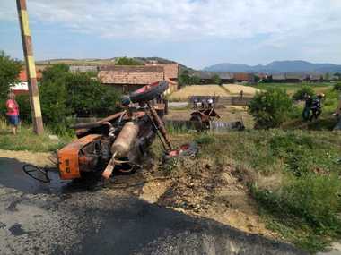 Harghita: Un bărbat a murit după ce tractorul în care se afla a fost lovit de trenul IR Braşov-Budapesta/ Circulaţia feroviară, blocată pe Magistrala 400; traficul rutier pe DN 12 se desfăşoară pe un fir, alternativ - FOTO, VIDEO
