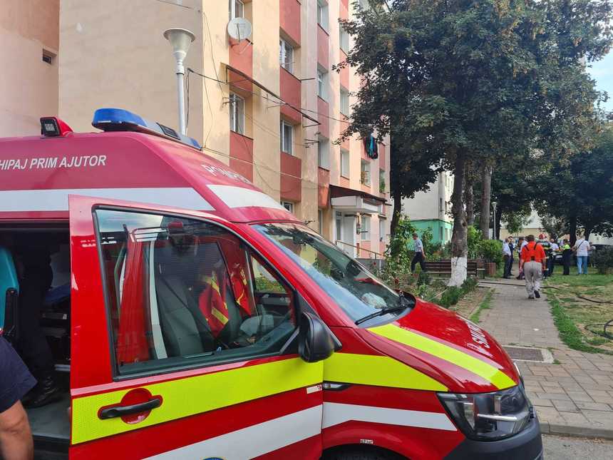 UPDATE - Bărbat rănit după o explozie produsă la o ţeavă de gaz, într-o garsonieră din Piatra Neamţ/ O femeie, locatară a blocului, a primit îngrijiri în urma unui atac de panică/ Pagube la mai multe apartamente