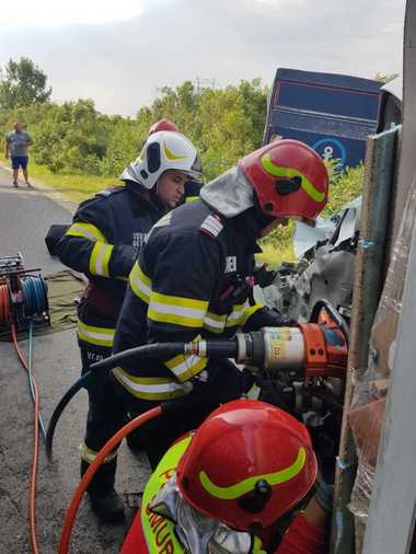 UPDATE - Accident în care au fost implicate şapte autovehicule, pe A1, pe sensul spre Bucureşti/ Un bărbat a murit, iar o altă persoană este în stare gravă/ În total, în accident au fost implicaţi 12 oameni, cinci fiind transportaţi la spital - FOTO