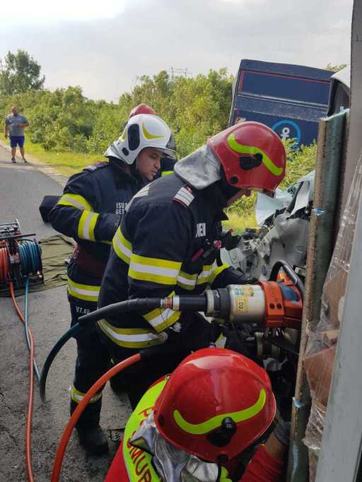 UPDATE - Accident în care au fost implicate şapte autovehicule, pe A1, pe sensul spre Bucureşti/ Un bărbat a murit, iar o altă persoană este în stare gravă/ În total, în accident au fost implicaţi 12 oameni, cinci fiind transportaţi la spital - FOTO