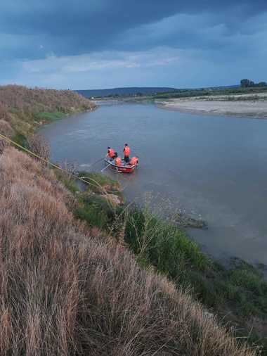 Vâlcea: Bărbat salvat de la înec dintr-un lac de acumulare, în zona hidrocentralei Ciunget / Victima a fost ancorată cu o funie de un alt bărbat, până la sosirea ajutoarelor 