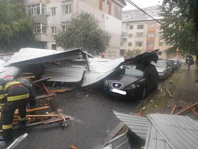 Furtună puternică la Focşani - Copaci şi acoperişuri au căzut peste autoturisme, iar pompierii intervin pentru îndepărtarea lor - FOTO, VIDEO