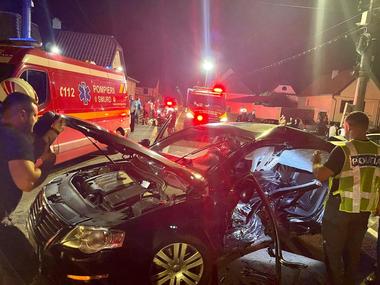 Sibiu: Un bărbat din Oradea, băut şi aflat sub influenţa drogurilor, surprins cu aparatul radar când circula cu 125 de kilometri la oră în oraş / În încercarea de a scăpa de poliţişti, bărbatul a lovit altă maşină, cinci peroane fiind rănite  