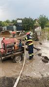 Tulcea: Copac căzut pe o maşină în mişcare / Nicio persoană nu a fost rănită / Trei gospodării şi o casă au fost inundate