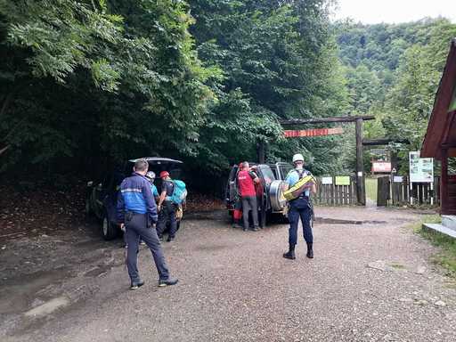 Vrancea: Operaţiune de salvare a două persoane care au plecat încă de sâmbătă din locul de cazare şi nu au mai revenit / Turiştii sunt în stare bună, dar sunt izolaţi din cauza apelor 