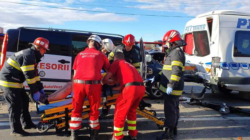 UPDATE - Accident în care au fost implicate două autoturisme şi un microbuz, la ieşirea din Arad/ În total, 14 persoane au fost rănite - FOTO, VIDEO