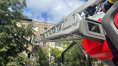 Incendiu la un apartament dintr-un bloc din Tulcea/ Doi copii au fost evacuaţi cu autoscara de la etajul superior/ Nu au fost persoane rănite - FOTO, VIDEO