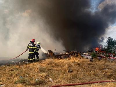UPDATE - Arad: Incendiu de vegetaţie uscată pe o suprafaţă de aproximativ 1.500 mp / Focul a cuprins panourile fonoabsorbante de pe marginea autostrăzii / Restricţii de circulaţie  - FOTO / VIDEO
