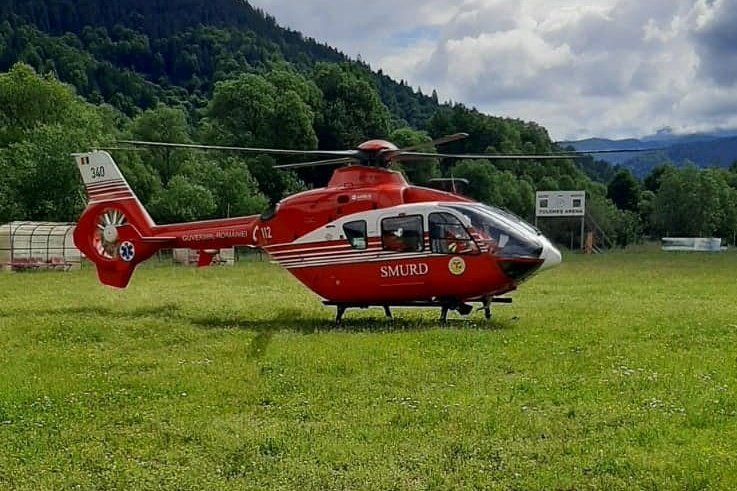 UPDATE-  Braşov: Intervenţie a elicopterului SMURD pentru recuperarea unei femei care s-a accidentat pe munte / Victima, policontuzionată, prdată echipajului medical