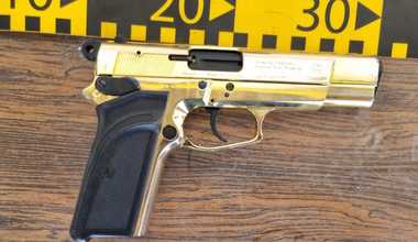 Pistol şi şase cartuşe cu bile metalice, găsite de poliţiştii din Craiova într-o maşină, la un control în trafic/ În autoturism au fost descoperite şi droguri 