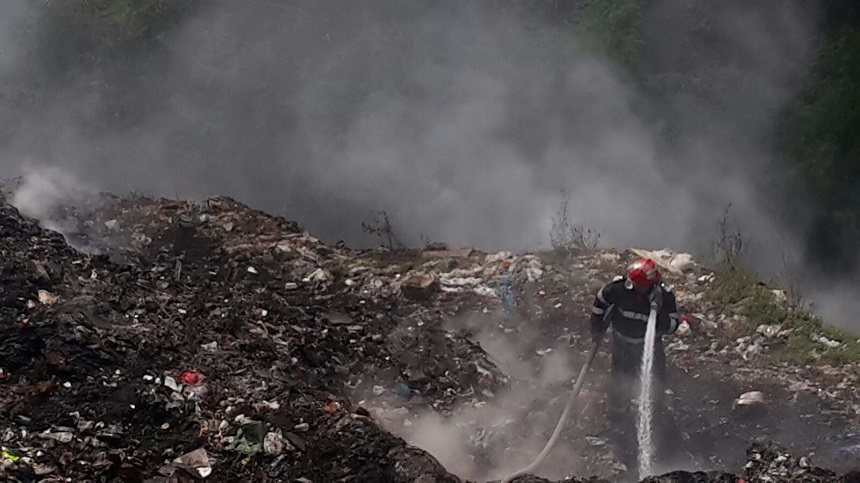 Incendiu cu degajări mari de fum la staţia de sortare a gropii de gunoi din Arad - VIDEO