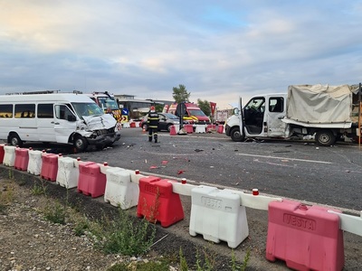 UPDATE - Accident cu victime multiple, la Leţcani - O camionetă şi un microbuz cu persoane înmatriculat în Republica Moldova s-au ciocnit  - 8 oameni, inclusiv un băiat de 16 ani, au ajuns la spital - FOTO