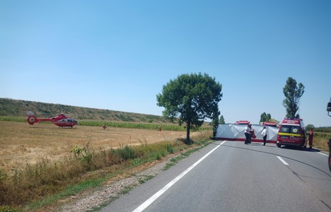 Bihor: Doi morţi şi trei răniţi, într-un accident produs pe DN 1/ Trei dintre victime sunt copii. Ei au fost proiectaţi pe carosabil când maşina în care se aflau s-a răsturnat - FOTO