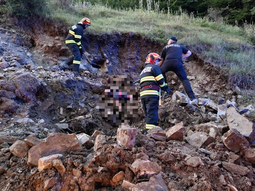 UPDATE - Bacău: Bărbat surprins sub un mal de pământ într-o carieră de piatră / Victima a fost găsită, dar nu a putut fi resuscitată