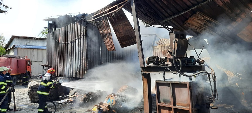 Incendiu la un depozit de hârtie din Craiova/ Focul se manifestă pe 400 de metri pătraţi/ Nu sunt persoane rănite - FOTO
