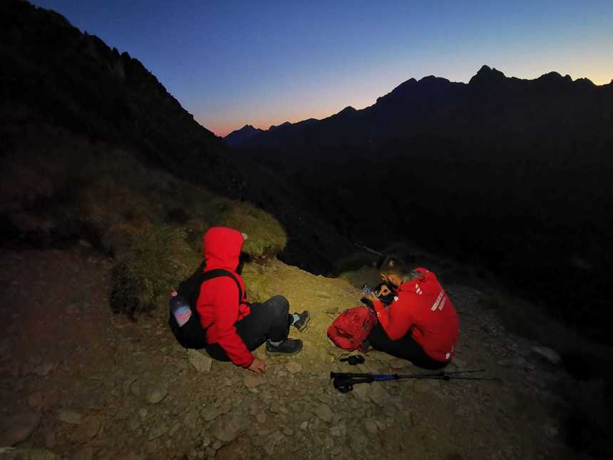 Argeş - Salvamontiştii au intervenit pentru salvarea a cinci tineri care plecaseră pe munte la lăsarea serii având la ei doar două lanterne