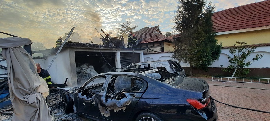 Incendiu la un imobil cu garaj la parter şi spaţiu de locuit la etaj, din Craiova/ Focul a afectat şi două maşini - FOTO
