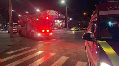 UPDATE - Incendiu într-un bloc din Iaşi, 50 de persoane fiind evacuate / Focul a fost stins
