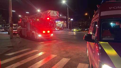 UPDATE - Incendiu într-un bloc din Iaşi, 50 de persoane fiind evacuate / Focul a fost stins