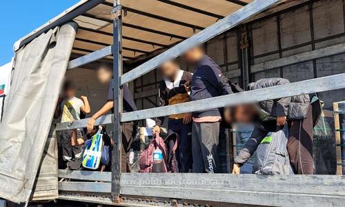 Arad: 24 de migranţi, depistaţi când încercau să iasă din ţară ascunşi în TIR-uri, printre piese, bare metalice şi acumulatori