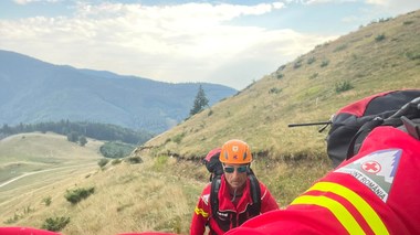 UPDATE - Argeş: Doi adulţi şi doi copii, surprinşi de furtună pe munte / Cei patru au fost recuperaţi de salvamontişti / Zona de munte este sub cod portocaliu de vreme rea 