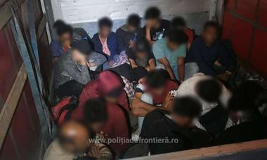 Peste 100 de migranţi care intenţionau să ajungă ilegal în Spaţiul Schengen, găsiţi ascunşi în două camioane, la PTF Nădlac II