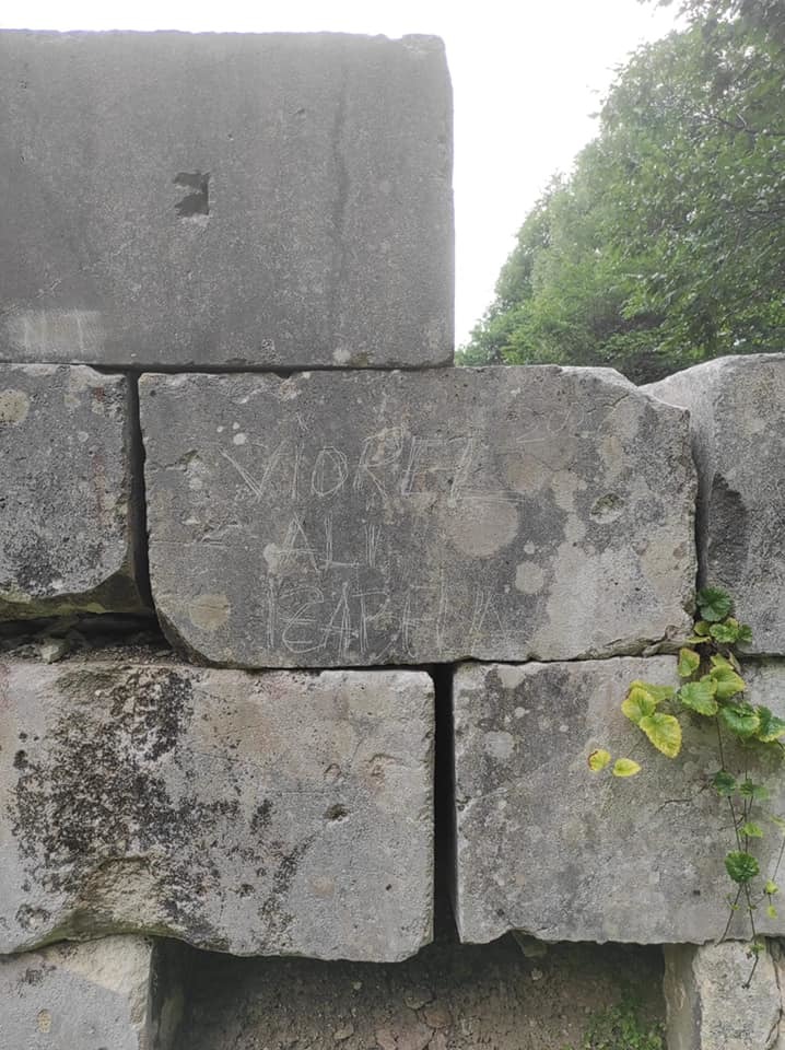 Un piteştean riscă dosar penal după ce şi-a scrijelit numele pe unul dintre blocurile de piatră aparţinând zidului vechi al cetăţii Sarmisegetusa. Cum şi-a explicat bărbatul gestul - FOTO
