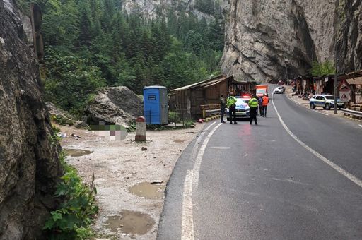 UPDATE - Neamţ: Un bărbat a fost lovit de o piatră desprinsă dintr-o stâncă, în Cheile Bicazului/ El a fost transportat la Spitalul din Piatra Neamţ, de unde este dus cu elicopterul SMURD la Iaşi, fiind în stare gravă - FOTO, VIDEO