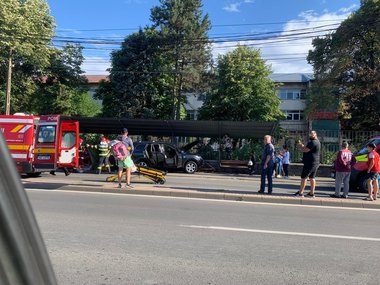 UPDATE - Baia Mare: Maşină scăpată de sub control, după ce şoferul a făcut stop cardio-respirator / A intrat în staţia de autobuz şi a rănit un copil / Şoferul şi pasagerul din autoturism, transportaţi şi ei la spital / Precizările Poliţiei