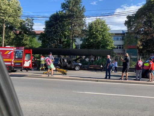 UPDATE - Baia Mare: Maşină scăpată de sub control, după ce şoferul a făcut stop cardio-respirator / A intrat în staţia de autobuz şi a rănit un copil / Şoferul şi pasagerul din autoturism, transportaţi şi ei la spital / Precizările Poliţiei